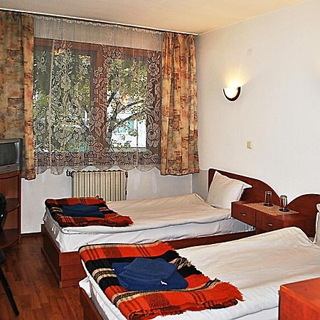 Family Hotel Zora София Экстерьер фото
